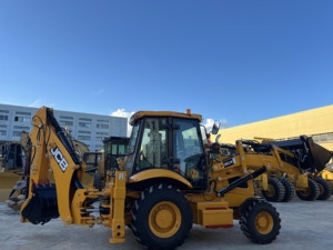 Nouvelle chargeuse-pelleteuse JCB 3CX avec option de godet 4-en-1, faible consommation de carburant, chargeuse-pelleteuse fiable pour travaux agricoles et de chantier. - Product Image 1