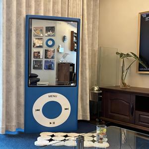 <span class=keywords><strong>Miroir</strong></span> <span class=keywords><strong>mural</strong></span> géant personnalisé en forme d'iPod, <span class=keywords><strong>miroir</strong></span> décoratif en bois coloré en forme d'iPod pour café-bar - Product Image 2
