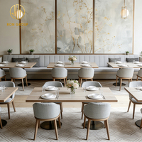 Banquette longue capitonnée en velours gris clair style crème minimaliste, ensemble table et chaises en bois, mobilier de café et de restaurant