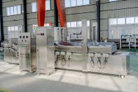 Machine automatique à température constante avec dispositifs de sécurité complets pour la friture de frites et de pommes de terre, dotée d'un bouton d'arrêt d'urgence.