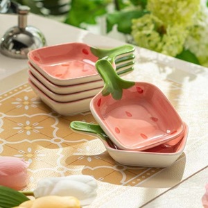 Nuevo Mini Plato de Cerámica con Asa de Fresa Rosa, Diseño Fresco Pintado a Mano para Condimentos, Desechable para Hoteles y Fiestas - Product Image 1