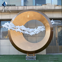 Installation de poissons et d'anneaux en acier inoxydable-Art extérieur de qualité supérieure sur le thème de l'eau pour les hôtels et les places (conception résistante aux intempéries)