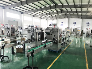 Volledig automatische krimpfolie-etiketteermachine voor PET-flessen met verwarmingstunnel en PVC-folie-applicator voor melk, koffie, sap en frisdrank - Product Image 3