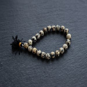 Bracelet en Jaspe Dalmatien Perlé, Forme Circulaire, Pierre Précieuse Artisanale avec Pompon Noir - Product Image 1