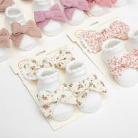 Ensemble cadeau nouveau-né 3 pièces : chaussons bébé en mousseline de coton douce avec grands nœuds, chaussettes et bandeau latéral uni ou à pois floraux