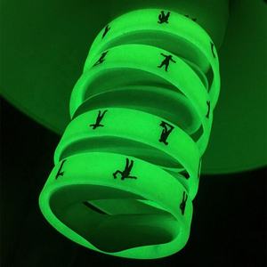 Pulsera de competición deportiva para correr redonda luminosa de silicona fluorescente de color personalizado impresa UV al por mayor para adultos - Product Image 1