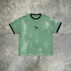 T-shirt Ringer Effetto Sbiadito Verde con Stampa Corvo Piccolo, Streetwear da Uomo, Colletto con Bordo Nero, Vestibilità Oversize, in Cotone - Product Image 1