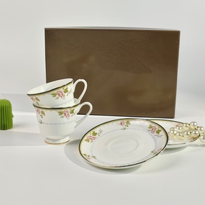 Venta al por mayor de fábrica: Juego de té de porcelana fina vintage de lujo para el regreso a clases, taza de café con platillo y borde dorado, apto para lavavajillas y microondas. - Product Image 2
