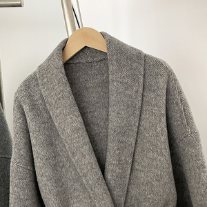 Abrigo de lana corto elegante de nuevo estilo personalizado para invierno, con puños de piel auténtica de cordero mongol, cinturón y doble faz para mujer - Product Image 6