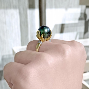 Anillo de Cóctel F520 con Perla Negra Redonda AAA en Oro de 18K, Engaste de Garra, Joyería Unisex para Regalo - Product Image 4