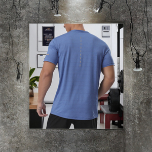 เสื้อยืดออกกำลังกายผู้ชาย แห้งเร็ว ระบายอากาศดี ทรงเข้ารูป ผลิตจากโพลีเอสเตอร์ผสมสแปนเด็กซ์ พิมพ์ลายสะท้อนแสง เหมาะสำหรับออกกำลังกายที่ยิม - Product Image 3