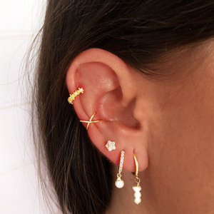 Boucles d'oreilles pendantes en argent pur et perles, avec un design sophistiqué et élégant, effet amincissant pour les oreilles - Product Image 1