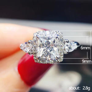 Anello di Fidanzamento F754 per Donna in Oro Bianco con Diamante Naturale Taglio Radiant Colore D Design Halo - Product Image 5