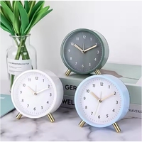 Horloge de bureau analogique silencieuse avec chiffres arabes rétroéclairés et à piles pour la décoration murale de la maison