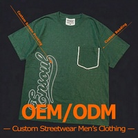 Maßgefertigtes Gewaschenes Grünes T-Shirt mit Handgefertigter Perlenverzierter Tasche und Schriftzug-Logo-Druck Übergroßes Streetwear Casual Herren-T-Shirt