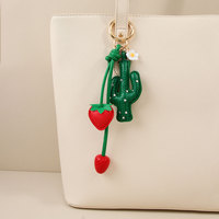 Porte-clés en cuir fait main avec cactus vert et fraise rouge, accessoire de sac mignon avec anneau doré, cadeau idéal pour les amateurs de plantes et de fruits