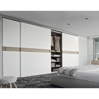 Système de placards intégrés modernes, designs de meubles de luxe, armoire murale avec portes coulissantes, dressing en bois pour chambre à coucher