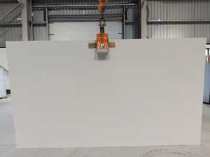 Cuarcita de Ingeniería Breve Carrara con Base Blanca Clásica y Elegante Vetas Grises para Dormitorio, Comedor y Uso Exterior - Product Image 3