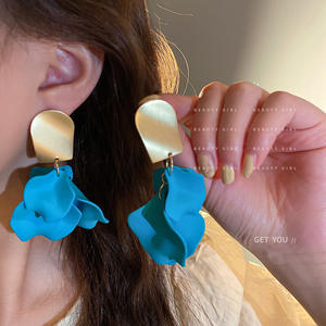 Женские серьги-гвоздики с лепестками роз - Product Image 5