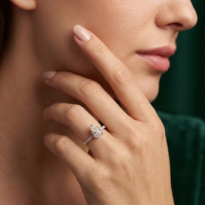Anillo de compromiso atemporal con perla cultivada en laboratorio, banda de hombro delgada con micro pavé, engaste central de múltiples puntas, diseño de joyería fina de oro macizo - Product Image 1