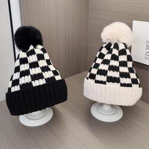 Bonnet en tricot jacquard à carreaux en acrylique épais et chaud de haute qualité, noir et <span class=keywords><strong>blanc</strong></span>, <span class=keywords><strong>avec</strong></span> pompon et impression numérique - Product Image 3
