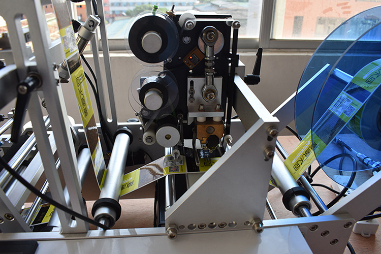 Kosmetische Nahrungsmittel-Juice Manual Bottle Labeler Semi-Selbstaufkleber-Rollen-Maschine in der kleinen Werkstatt 9