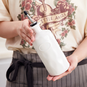 Bottiglia Oliera Moderna in Ceramica con Tappo Dosatore <span class=keywords><strong>per</strong></span> Olio d'Oliva, Soia e Aceto, Contenitore Alimentare Funzionale <span class=keywords><strong>per</strong></span> Cucina Utilizzabile in Microonde - Product Image 3