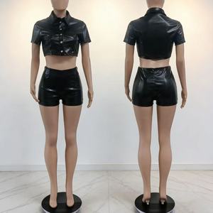 Nouvelle mode féminine, ensemble assorti en <span class=keywords><strong>cuir</strong></span> PU, haut à manches courtes décontracté à boutons, ensemble court en <span class=keywords><strong>cuir</strong></span> PU, ensemble 2 pièces - Product Image 5