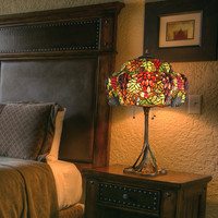 Lampe de table en mosaïque en verre coloré peint style vitrail d'église, avec base en cuivre pur et abat-jour à capuchon à commande par chaîne à tirer, à souder