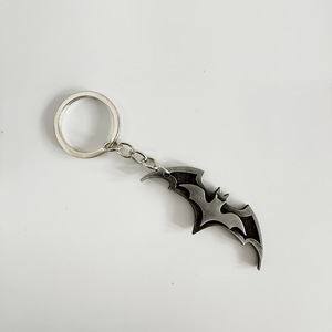 Porte-clés <span class=keywords><strong>Batman</strong></span> Batarang en alliage, pendentif chauve-souris inspiré du film, ornement créatif à suspendre, cadeau d'Halloween - Product Image 3
