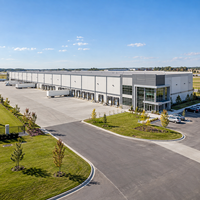 Centre de distribution logistique en acier, entrepôt industriel, bâtiment de stockage préfabriqué en structure métallique, quai de chargement