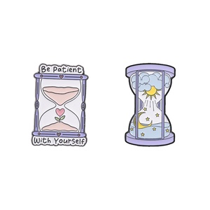 Épinglette en émail Sablier 'Soyez patient avec vous-même' avec cycle jour/nuit, broche en métal pour soulager l'anxiété, bijoux émotionnels, cadeaux - Product Image 1