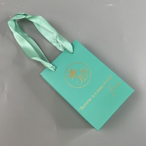 Sacs cadeaux en papier personnalisés avec dorure à chaud, MOQ100, logo imprimé, sacs en papier pour le commerce <span class=keywords><strong>de</strong></span> détail Noël et <span class=keywords><strong>Black</strong></span> <span class=keywords><strong>Friday</strong></span>, pour emballage <span class=keywords><strong>de</strong></span> cadeaux <span class=keywords><strong>de</strong></span> fin d'année - Product Image 3