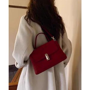Nouveau Sac Fourre-tout Bandoulière de Luxe Vintage pour Mariée, Sac à Main Portable jusqu'à 1L, Rouge, pour Mariage, Filles, avec Deux Fermetures Éclair en PU - Product Image 4