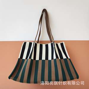 Nouveau modèle de <span class=keywords><strong>sac</strong></span> pour téléphone portable, <span class=keywords><strong>sac</strong></span> à main décontracté pour femmes, <span class=keywords><strong>sac</strong></span> plissé en polyester à motif géométrique, portable et multifonctionnel, fermeture ouverte - Product Image 5