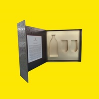 Boîte d'emballage pour gin avec insert en papier doré imprimé sur mesure, magnétique, fabriquée par STPP, pour coffret cadeau d'alcool avec verres