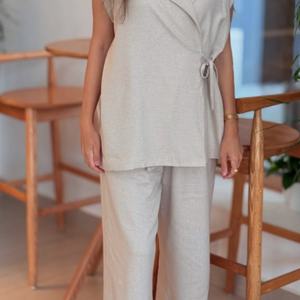 ชุดเซ็ต 2 ชิ้น สไตล์ลำลองสำหรับผู้หญิง ผ้าลินิน 100% เสื้อแขนกุดผ้าซาตินลายแจ็คการ์ด และกางเกงขายาวทรงหลวมลายเรียบ - Product Image 3