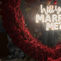 Arche de fleurs en forme de cœur rouge de 2,2 m avec base, arrangement floral artificiel de roses pour la décoration d'événements romantiques et de propositions de mariage