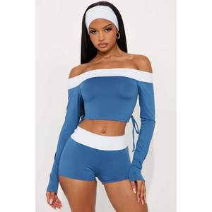 Ensemble crop top et short personnalisé 2026 pour femme, épaules dénudées, manches longues, contraste bleu et blanc, laçage, tenue de sport - Product Image 1