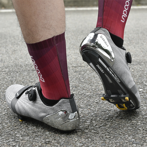 Scarpa da <span class=keywords><strong>Ciclismo</strong></span> <span class=keywords><strong>su</strong></span> <span class=keywords><strong>Strada</strong></span> HBG 1430 in Fibra di Carbonio Personalizzata Resistente all'Usura per una Guida Sicura con Bloccaggio Automatico - Product Image 4