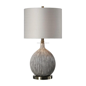 Lámpara de Mesa Moderna de Cerámica Gris Texturizada con Detalles Plateados y Pantalla Rectangular de Lino |   Iluminación Neutral Elegante para el Vestíbulo de un Hotel - Product Image 2