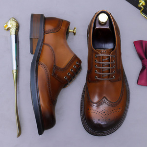 Zapatos de cuero formales retro con brocado grabado, hechos a mano de alta gama, con cordones, para hombre, estilo casual de negocios. - Product Image 3