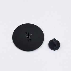 Spilla smaltata a forma di cuore rotondo - Spilla '<span class=keywords><strong>Sei</strong></span> al sicuro di essere tu stesso accanto a me', Distintivo d'amore a strisce arcobaleno per decorazione di vestiti e zaini - Product Image 6