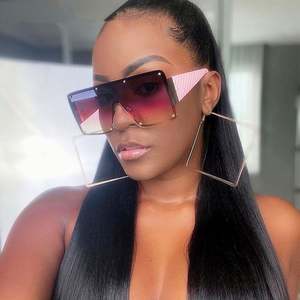 Lunettes de soleil carrées surdimensionnées à verres uniques UV400, personnalisables avec logo, tendance et très vendues pour femmes - Product Image 1