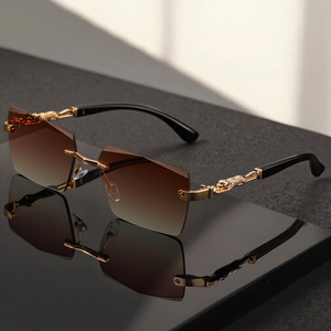 <span class=keywords><strong>Occhiali</strong></span> <span class=keywords><strong>da</strong></span> <span class=keywords><strong>Sole</strong></span> Unisex di Lusso Senza Montatura Neri e Dorati con Stampa Leopardata - Protezione UV400, Lenti Rettangolari <span class=keywords><strong>Sottili</strong></span>, Design Elegante - Product Image 4