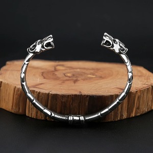 Yunnique – Bracelet Viking à double tête de loup pour hommes, en argent tibétain, en forme de C, design animal, bijoux, cadeau - Product Image 3