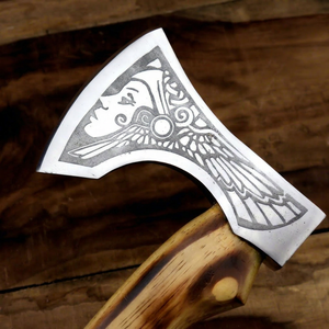 Hache viking forgée à la main, lame en acier à haute teneur en carbone, manche en bois enveloppé de cuir noir et rouge, outil de survie avec étui en cuir - Product Image 1