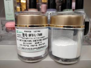 ผงซิลิกาชนิดดูดซับน้ำ DIMETHICON/VINYL DIMETHICON CROSSPOLYMER ยี่ห้อ QIFU ความบริสุทธิ์ 99% บรรจุภัณฑ์ 20 กก./ถัง ใช้สำหรับทำอิมัลชั่น - Product Image 1