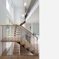 Escalier droit intérieur en acier et bois avec garde-corps en verre à poutre monobloc