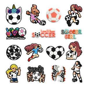 Breloques <span class=keywords><strong>de</strong></span> chaussures <span class=keywords><strong>de</strong></span> football pour filles, motif dessin animé mignon, avec épingles personnalisées, accessoires et décorations <span class=keywords><strong>de</strong></span> football roses pour enfants - Product Image 1